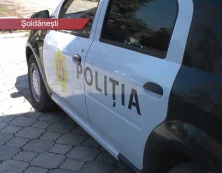 În miez de noapte, au spart geamurile și au bătut gazda