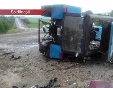 Nu a cedat în intersecție și a distrus tractorul
