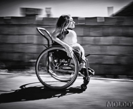Viața din scaunul cu rotile: o lecție de independență