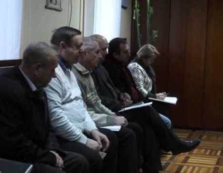 Unii în casă îngheață, alții nu pot munci în piață