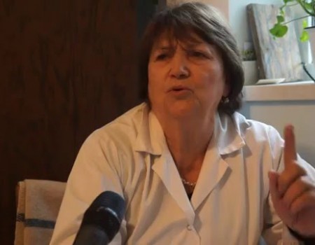 Mai mulți copii cu ochelari