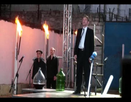 Condamnații pe viață îl aduc pe HAMLET în închisoare