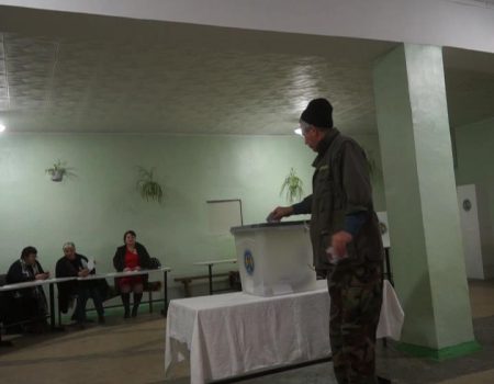 Au început votarea în întuneric