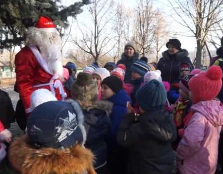 Au dansat în jurul bradului, împreună cu Moș Crăciun
