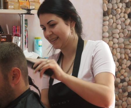 MOLDOVA+   De la cursuri de frizer, la propria afacere