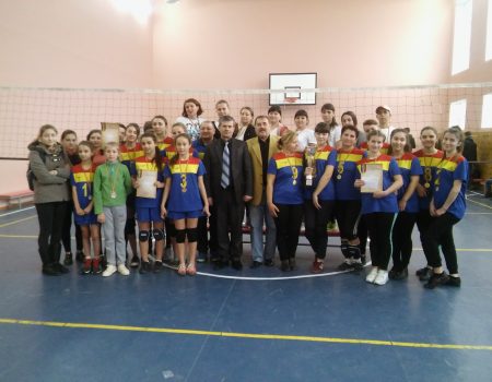 Fetele de la ”Alexei Mateevici”, deținătoare a cupei la volei