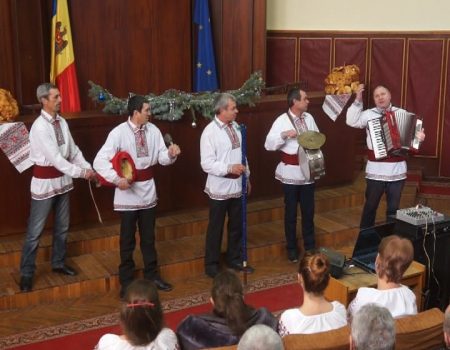 Moș Crăciun și cu colindătorii au luat colacul și pitakul de la Consiliul raional