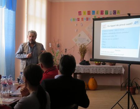 Consultă mai multe instituții media