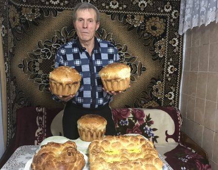Tata pâine, pască și colaci ne coace