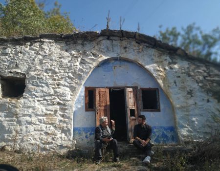 TUR-RETUR: La Rogojeni, oamenii mai trăiesc în bordee