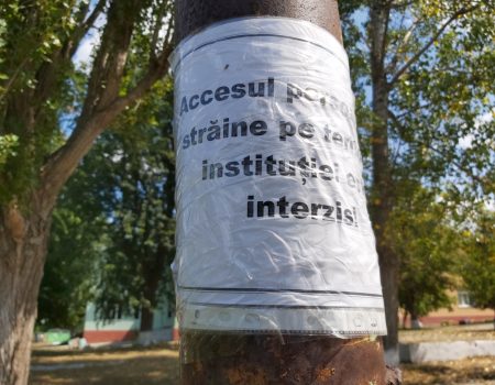 ACCES INTERZIS. Chiar dacă nu-i poartă și gard