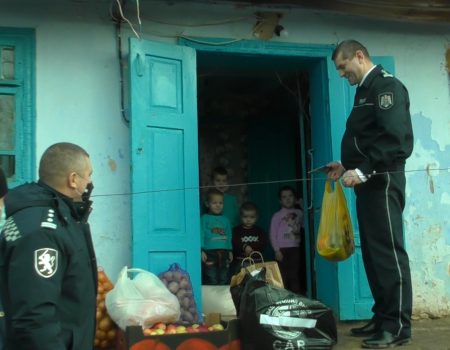 Moși Crăciuni cu epoleți duc cadouri la fetițe și băieți