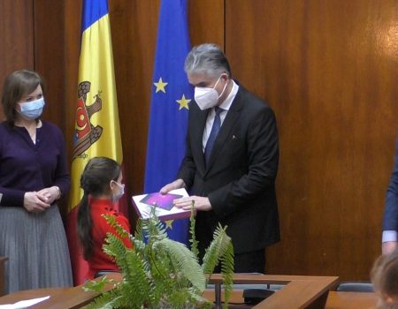 România vine cu 600 de tablete pentru copii din Moldova